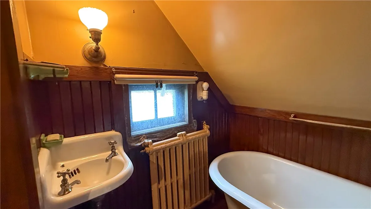 276 Seneca Parkway, Rochester, New York 14613, Rochester, New York 14613, 4 Bedrooms Bedrooms, 12 Rooms Rooms,1 BathroomBathrooms,Residential,For Sale,276 Seneca Parkway, Rochester, New York 14613,R1621251