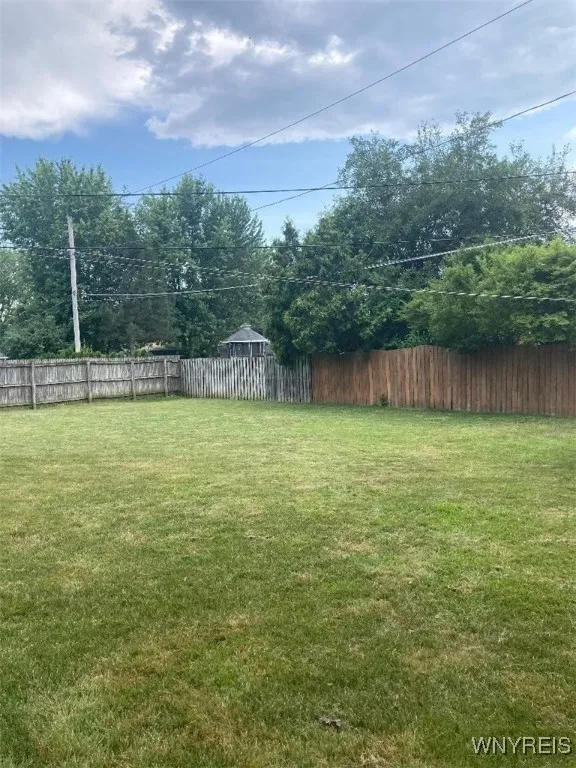 1296 Greenbrier Lane, North Tonawanda, New York 14, North Tonawanda, New York 14120, 3 Bedrooms Bedrooms, 7 Rooms Rooms,2 BathroomsBathrooms,Residential,For Sale,1296 Greenbrier Lane, North Tonawanda, New York 14,B1621467
