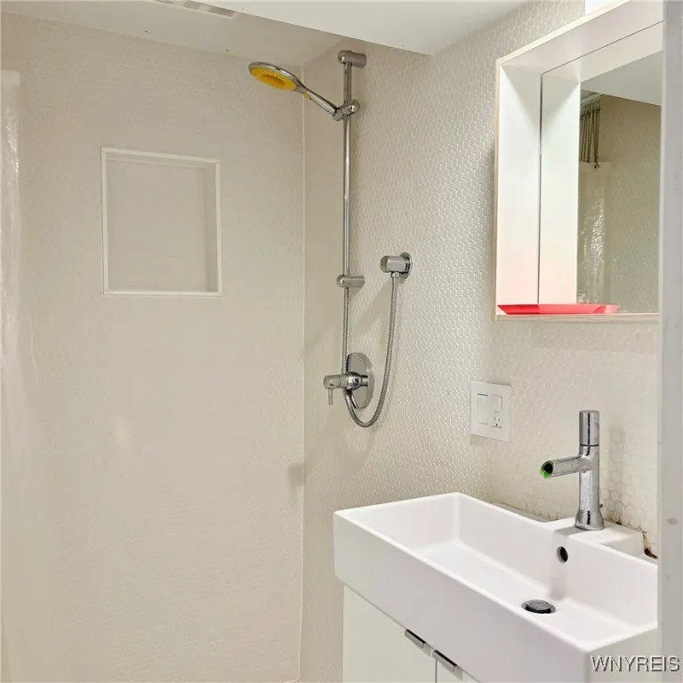 77 Ashland Avenue, Buffalo, New York 14222, Buffalo, New York 14222, 3 Bedrooms Bedrooms, 6 Rooms Rooms,2 BathroomsBathrooms,Residential Lease,For Rent,77 Ashland Avenue, Buffalo, New York 14222,B1621274