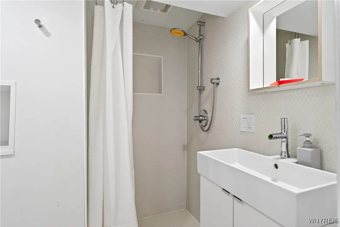 77 Ashland Avenue, Buffalo, New York 14222, Buffalo, New York 14222, 3 Bedrooms Bedrooms, 6 Rooms Rooms,2 BathroomsBathrooms,Residential Lease,For Rent,77 Ashland Avenue, Buffalo, New York 14222,B1621274