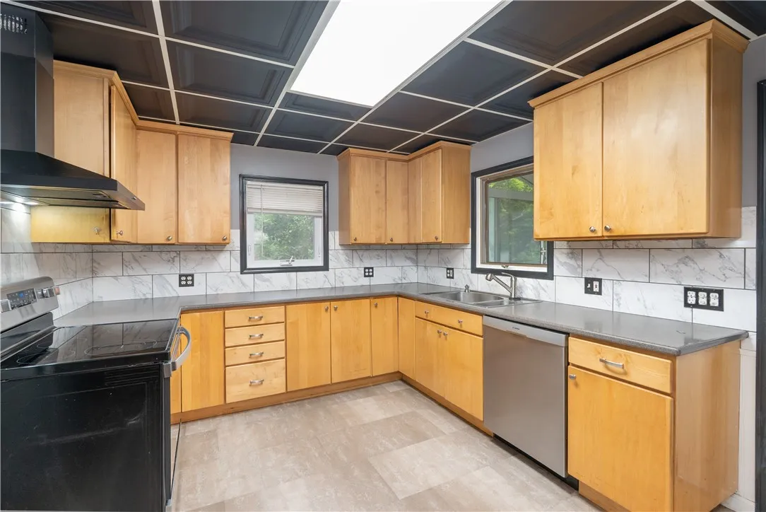 6805 Coy Road, Livonia, New York 14487, Livonia, New York 14487, 4 Bedrooms Bedrooms, 10 Rooms Rooms,2 BathroomsBathrooms,Residential,For Sale,6805 Coy Road, Livonia, New York 14487,R1620867