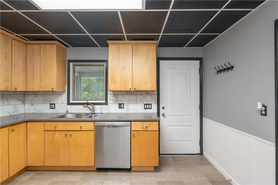 6805 Coy Road, Livonia, New York 14487, Livonia, New York 14487, 4 Bedrooms Bedrooms, 10 Rooms Rooms,2 BathroomsBathrooms,Residential,For Sale,6805 Coy Road, Livonia, New York 14487,R1620867