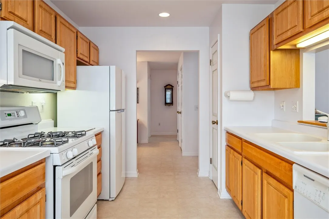 13 College Greene Drive, Chili, New York 14514, Chili, New York 14514, 2 Bedrooms Bedrooms, 4 Rooms Rooms,2 BathroomsBathrooms,Residential,For Sale,13 College Greene Drive, Chili, New York 14514,R1620337