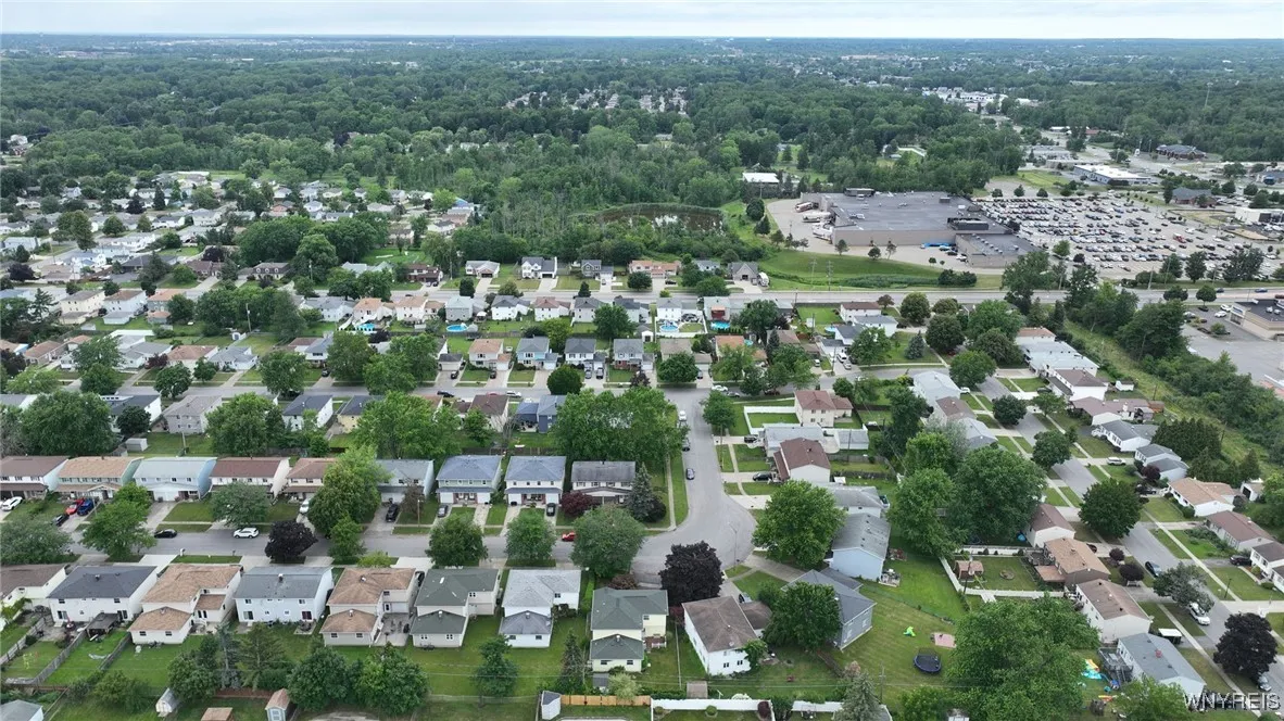 Close to so many amenities