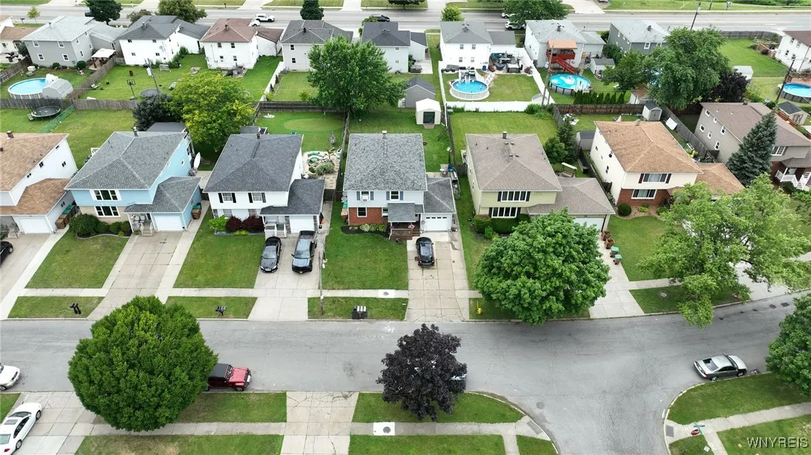 74 Lemans Drive, Cheektowaga, New York 14043, Cheektowaga, New York 14043, 6 Bedrooms Bedrooms, ,2 BathroomsBathrooms,Residential,For Sale,74 Lemans Drive, Cheektowaga, New York 14043,B1620910