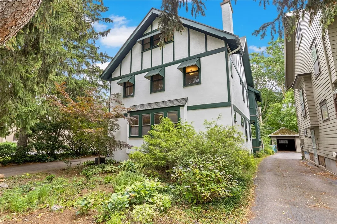 160 Brunswick Street, Rochester, New York 14607, Rochester, New York 14607, 5 Bedrooms Bedrooms, 10 Rooms Rooms,3 BathroomsBathrooms,Residential,For Sale,160 Brunswick Street, Rochester, New York 14607,R1618637