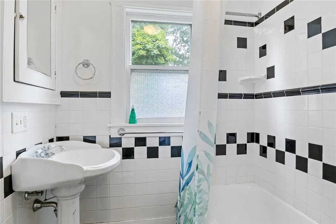 160 Brunswick Street, Rochester, New York 14607, Rochester, New York 14607, 5 Bedrooms Bedrooms, 10 Rooms Rooms,3 BathroomsBathrooms,Residential,For Sale,160 Brunswick Street, Rochester, New York 14607,R1618637