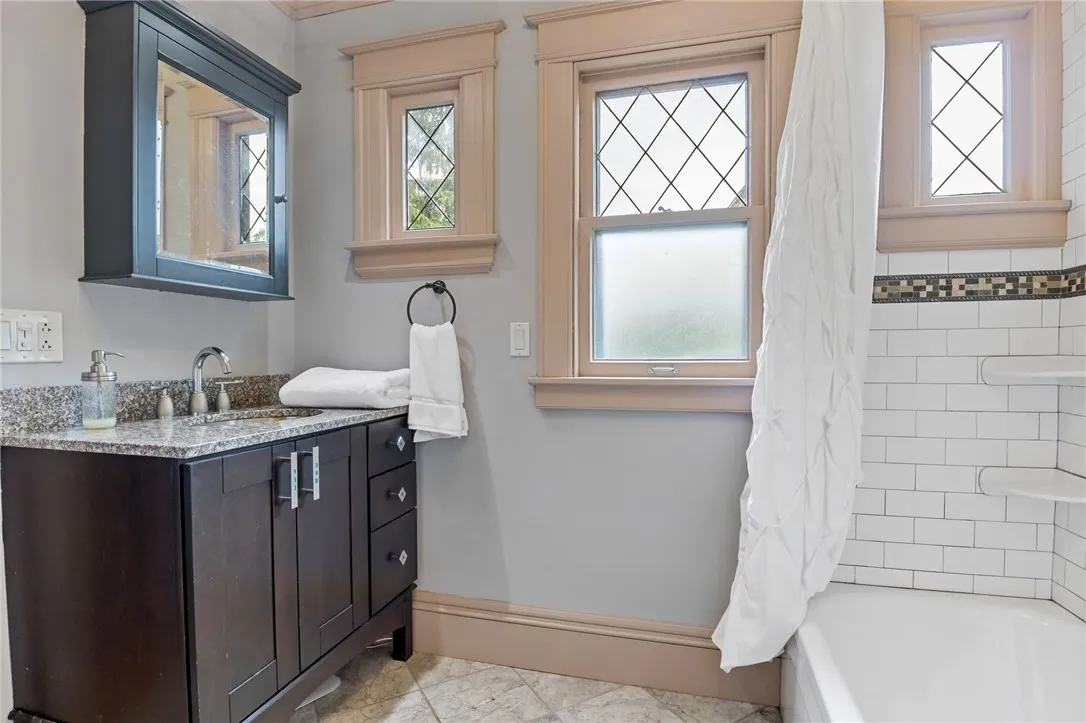 160 Brunswick Street, Rochester, New York 14607, Rochester, New York 14607, 5 Bedrooms Bedrooms, 10 Rooms Rooms,3 BathroomsBathrooms,Residential,For Sale,160 Brunswick Street, Rochester, New York 14607,R1618637