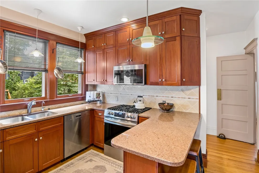 160 Brunswick Street, Rochester, New York 14607, Rochester, New York 14607, 5 Bedrooms Bedrooms, 10 Rooms Rooms,3 BathroomsBathrooms,Residential,For Sale,160 Brunswick Street, Rochester, New York 14607,R1618637