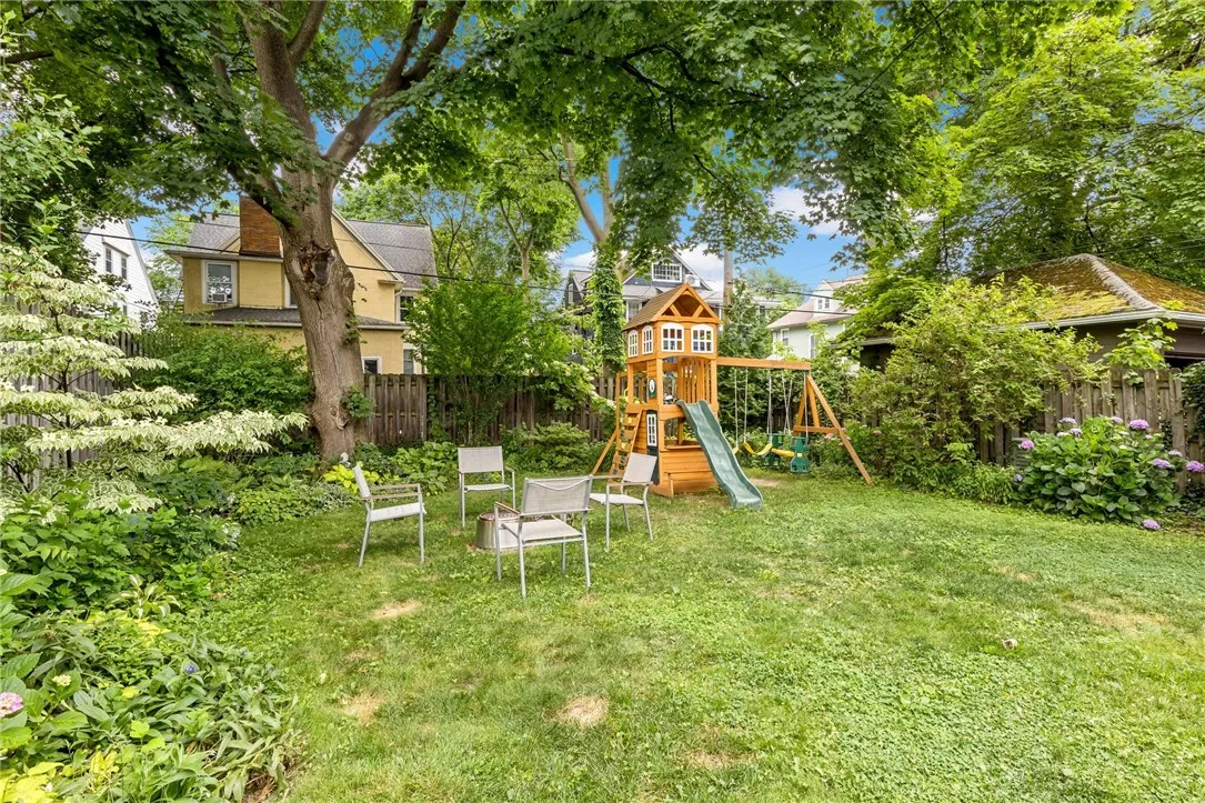 160 Brunswick Street, Rochester, New York 14607, Rochester, New York 14607, 5 Bedrooms Bedrooms, 10 Rooms Rooms,3 BathroomsBathrooms,Residential,For Sale,160 Brunswick Street, Rochester, New York 14607,R1618637