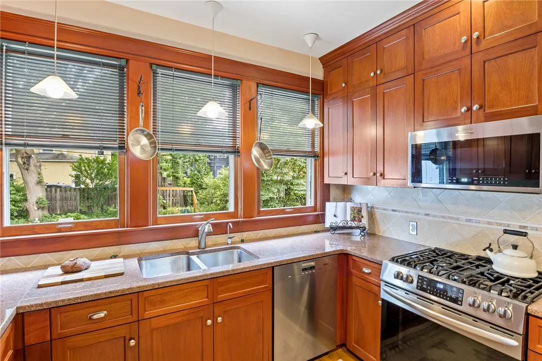 160 Brunswick Street, Rochester, New York 14607, Rochester, New York 14607, 5 Bedrooms Bedrooms, 10 Rooms Rooms,3 BathroomsBathrooms,Residential,For Sale,160 Brunswick Street, Rochester, New York 14607,R1618637