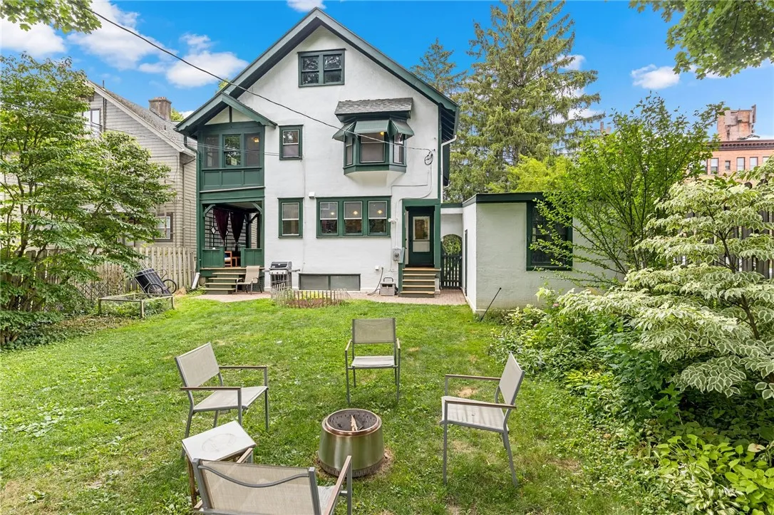 160 Brunswick Street, Rochester, New York 14607, Rochester, New York 14607, 5 Bedrooms Bedrooms, 10 Rooms Rooms,3 BathroomsBathrooms,Residential,For Sale,160 Brunswick Street, Rochester, New York 14607,R1618637