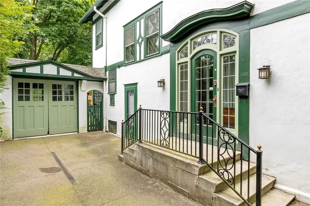 160 Brunswick Street, Rochester, New York 14607, Rochester, New York 14607, 5 Bedrooms Bedrooms, 10 Rooms Rooms,3 BathroomsBathrooms,Residential,For Sale,160 Brunswick Street, Rochester, New York 14607,R1618637