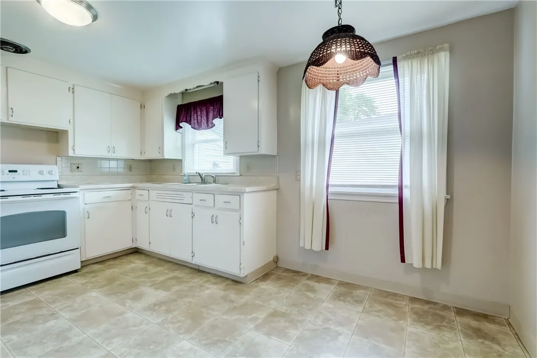 3201 Elmwood Avenue, Brighton, New York 14618, Brighton, New York 14618, 3 Bedrooms Bedrooms, 7 Rooms Rooms,1 BathroomBathrooms,Residential,For Sale,3201 Elmwood Avenue, Brighton, New York 14618,R1621311