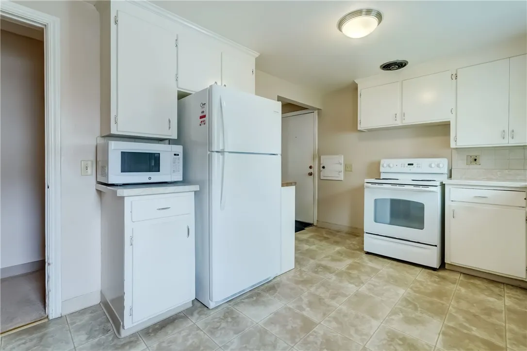 3201 Elmwood Avenue, Brighton, New York 14618, Brighton, New York 14618, 3 Bedrooms Bedrooms, 7 Rooms Rooms,1 BathroomBathrooms,Residential,For Sale,3201 Elmwood Avenue, Brighton, New York 14618,R1621311