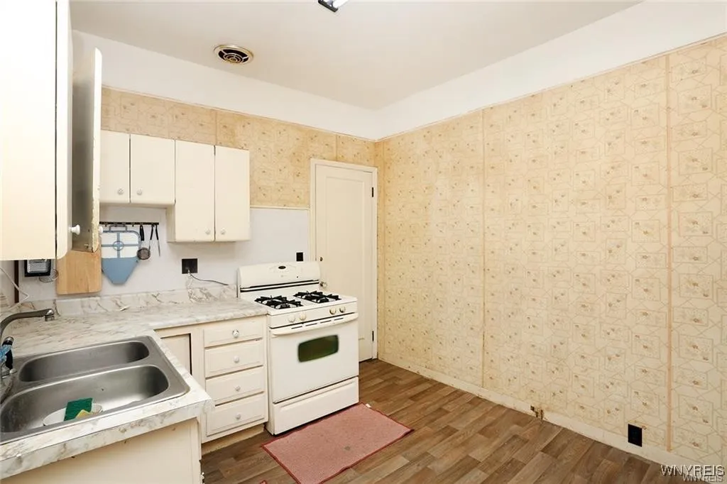 2300 Main Street, Buffalo, New York 14214, Buffalo, New York 14214, 4 Bedrooms Bedrooms, 8 Rooms Rooms,3 BathroomsBathrooms,Residential,For Sale,2300 Main Street, Buffalo, New York 14214,B1621131