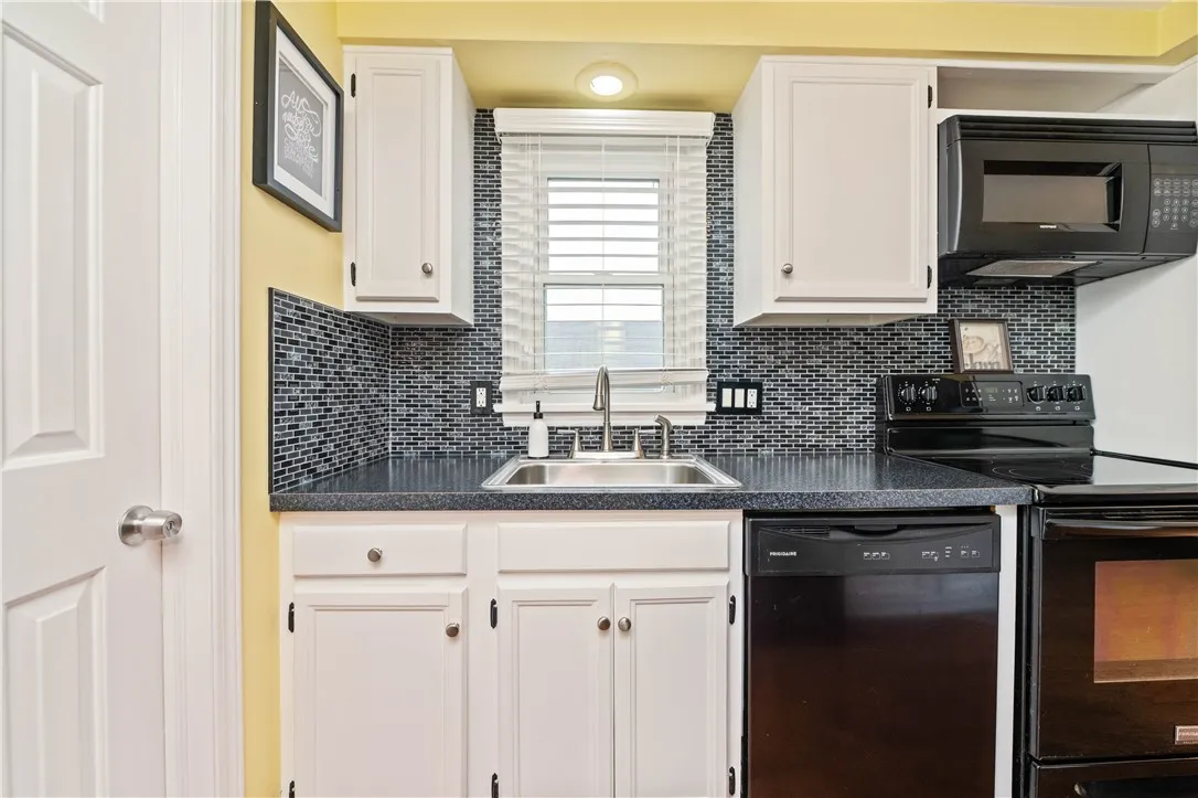 24 Huntsman, Webster, New York 14580, Webster, New York 14580, 2 Bedrooms Bedrooms, 4 Rooms Rooms,1 BathroomBathrooms,Residential,For Sale,24 Huntsman, Webster, New York 14580,R1620404