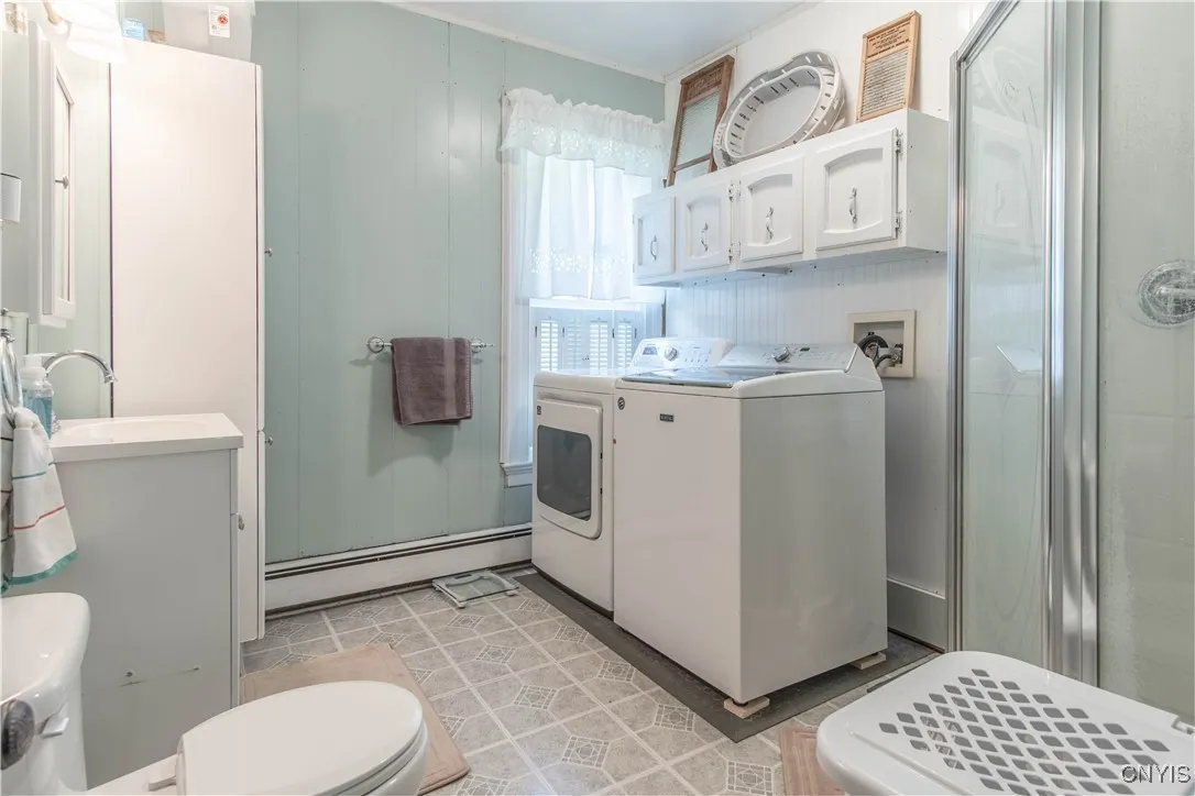 1st Floor Full Bath & Laundry