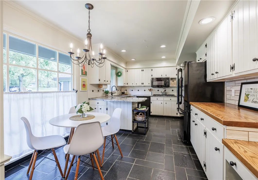 39 North Country Club Drive, Pittsford, New York 1, Pittsford, New York 14618, 3 Bedrooms Bedrooms, 9 Rooms Rooms,3 BathroomsBathrooms,Residential,Closed,39 North Country Club Drive, Pittsford, New York 1,0,R1621520