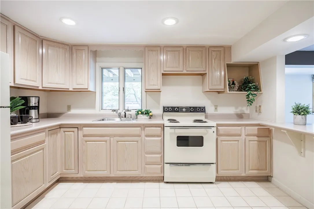 39 North Country Club Drive, Pittsford, New York 1, Pittsford, New York 14618, 3 Bedrooms Bedrooms, 9 Rooms Rooms,3 BathroomsBathrooms,Residential,Closed,39 North Country Club Drive, Pittsford, New York 1,0,R1621520
