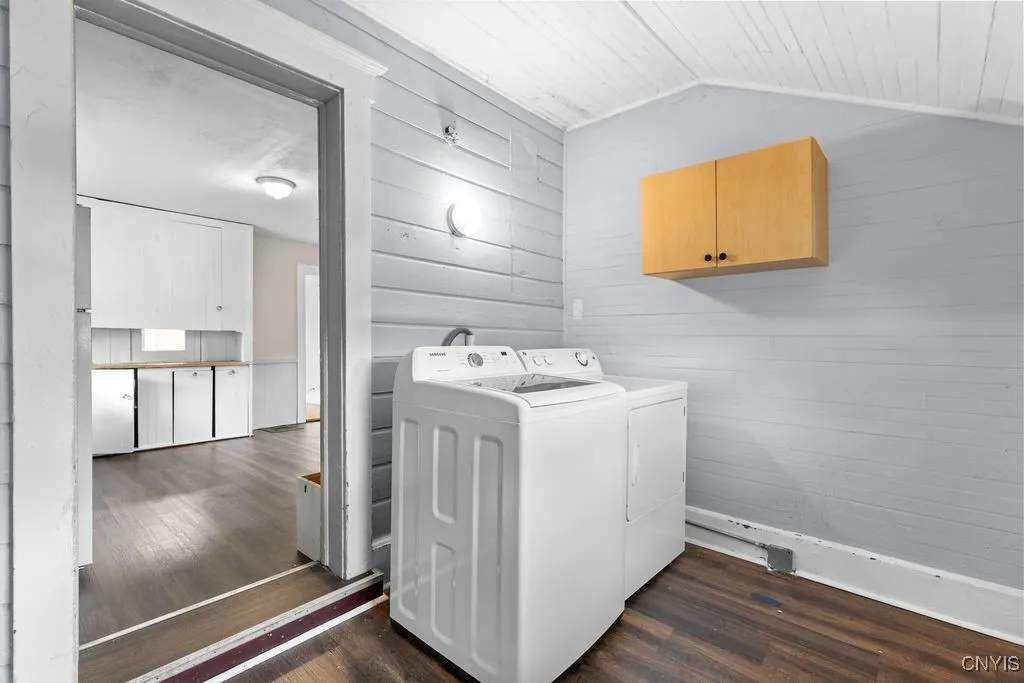 109 Center Street, Geddes, New York 13209, Geddes, New York 13209, 3 Bedrooms Bedrooms, 8 Rooms Rooms,1 BathroomBathrooms,Residential Lease,For Rent,109 Center Street, Geddes, New York 13209,S1621555