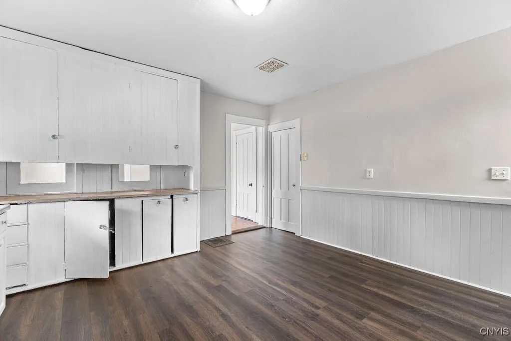 109 Center Street, Geddes, New York 13209, Geddes, New York 13209, 3 Bedrooms Bedrooms, 8 Rooms Rooms,1 BathroomBathrooms,Residential Lease,For Rent,109 Center Street, Geddes, New York 13209,S1621555