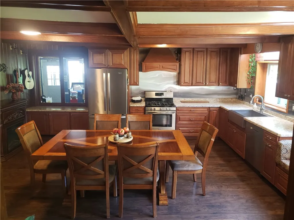 18.5\' x 18.5\' Kitchen with tall maple glaze cabinets and underfloor radiant heat. 18.5\' x 18.5\' Kitchen with tall maple glaze cabinets and underfloor radiant heat.