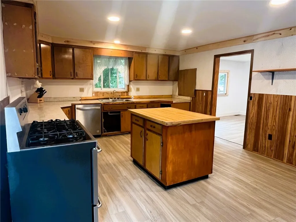 33 East Vanscoter Street, Hornell, New York 14843, Hornell, New York 14843, 3 Bedrooms Bedrooms, 7 Rooms Rooms,2 BathroomsBathrooms,Residential,Closed,33 East Vanscoter Street, Hornell, New York 14843,R1621305