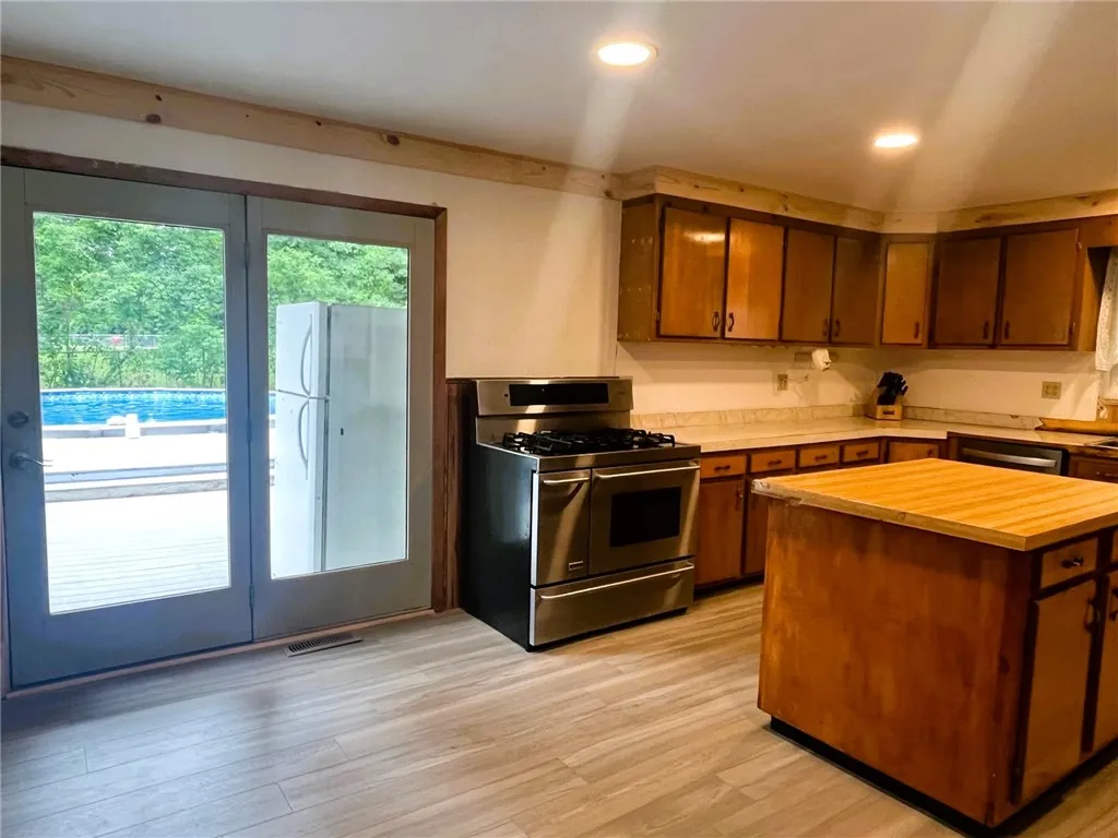 33 East Vanscoter Street, Hornell, New York 14843, Hornell, New York 14843, 3 Bedrooms Bedrooms, 7 Rooms Rooms,2 BathroomsBathrooms,Residential,Closed,33 East Vanscoter Street, Hornell, New York 14843,R1621305