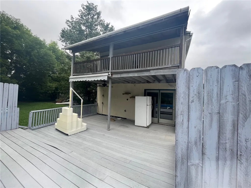large outdoor deck, great for entertaining