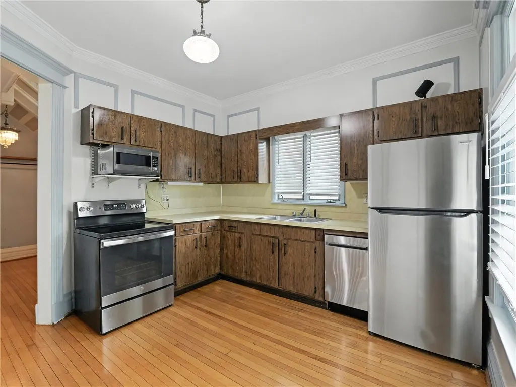 221 Westminster Road, Rochester, New York 14607, Rochester, New York 14607, 2 Bedrooms Bedrooms, 5 Rooms Rooms,1 BathroomBathrooms,Residential Lease,Closed,221 Westminster Road, Rochester, New York 14607,R1621117