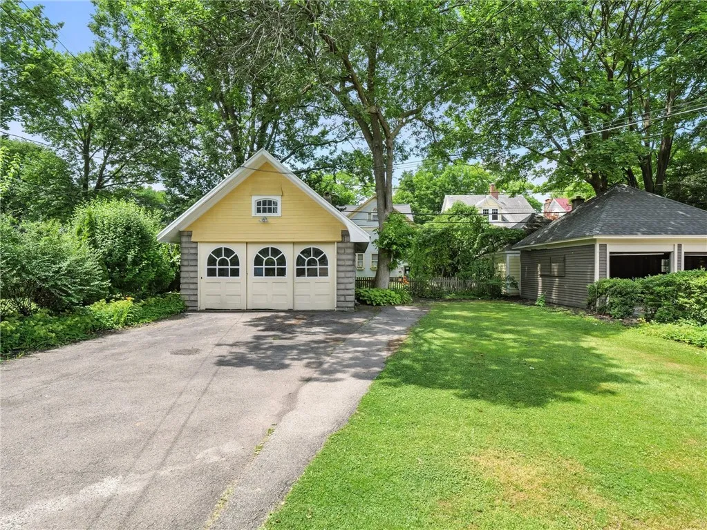 221 Westminster Road, Rochester, New York 14607, Rochester, New York 14607, 2 Bedrooms Bedrooms, 5 Rooms Rooms,1 BathroomBathrooms,Residential Lease,Closed,221 Westminster Road, Rochester, New York 14607,R1621117