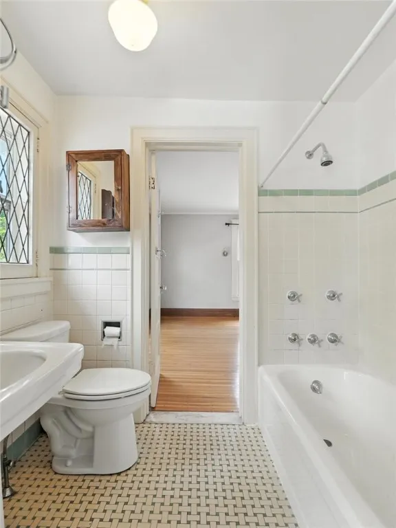 221 Westminster Road, Rochester, New York 14607, Rochester, New York 14607, 2 Bedrooms Bedrooms, 5 Rooms Rooms,1 BathroomBathrooms,Residential Lease,Closed,221 Westminster Road, Rochester, New York 14607,R1621117