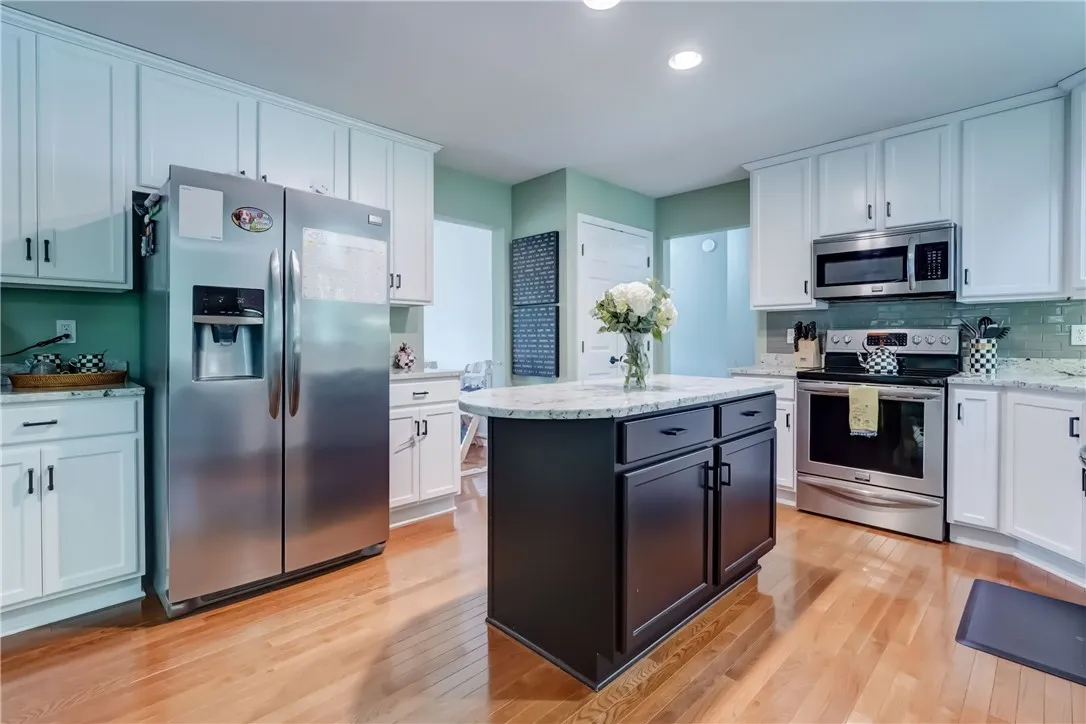 906 Lothario Circle, Webster, New York 14580, Webster, New York 14580, 3 Bedrooms Bedrooms, 8 Rooms Rooms,2 BathroomsBathrooms,Residential,Closed,906 Lothario Circle, Webster, New York 14580,0,R1619036