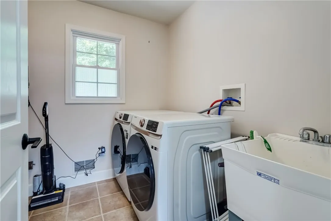 906 Lothario Circle, Webster, New York 14580, Webster, New York 14580, 3 Bedrooms Bedrooms, 8 Rooms Rooms,2 BathroomsBathrooms,Residential,Closed,906 Lothario Circle, Webster, New York 14580,0,R1619036