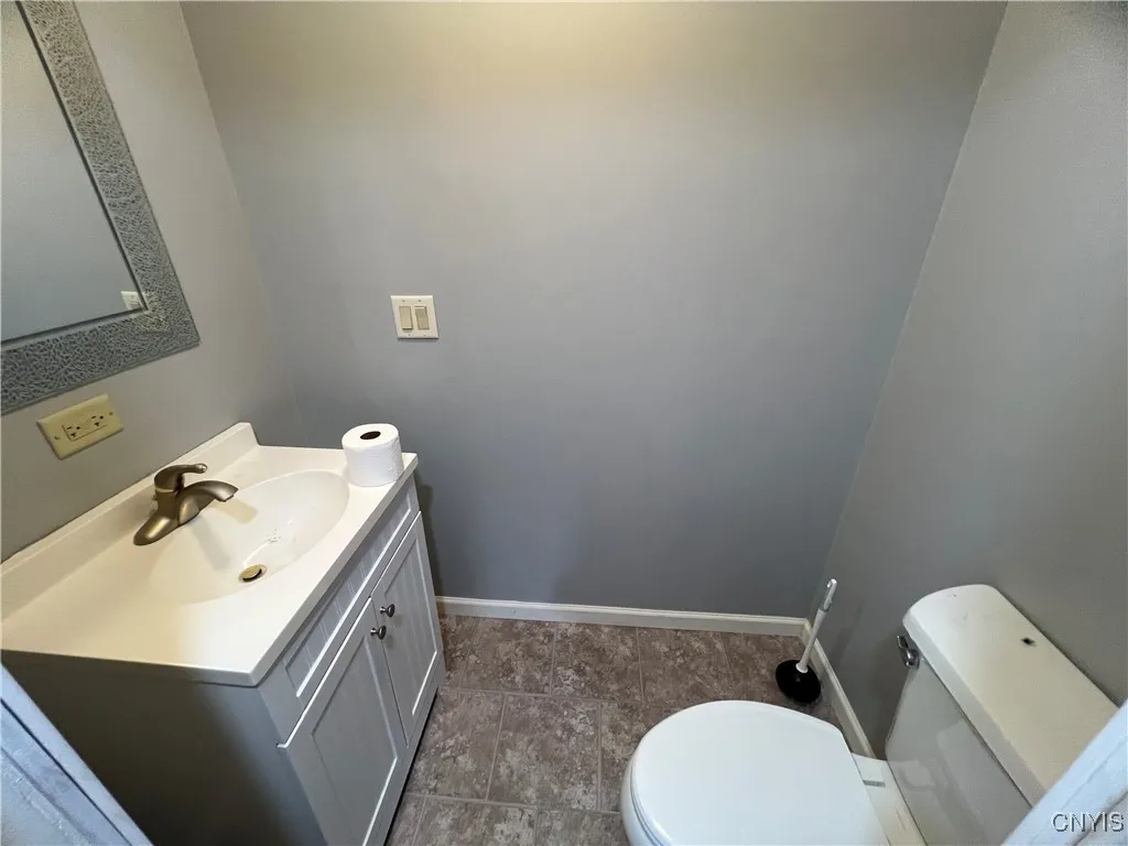 Half bathroom in the 2nd bedroom