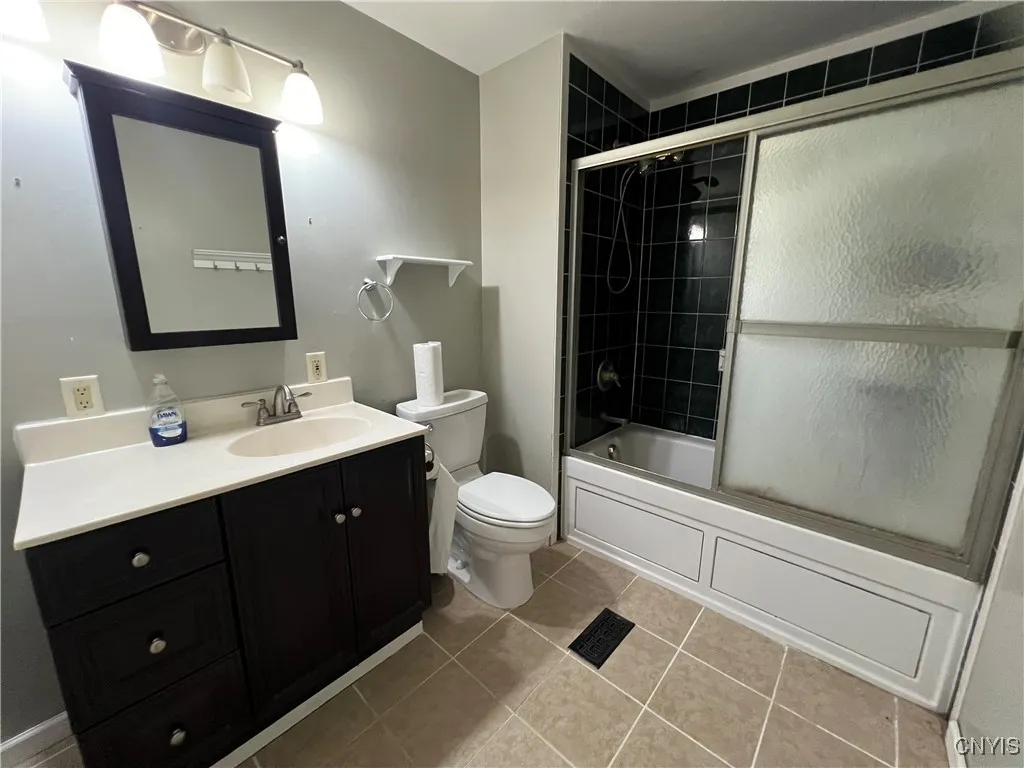 Full bathroom on the 2nd floor
