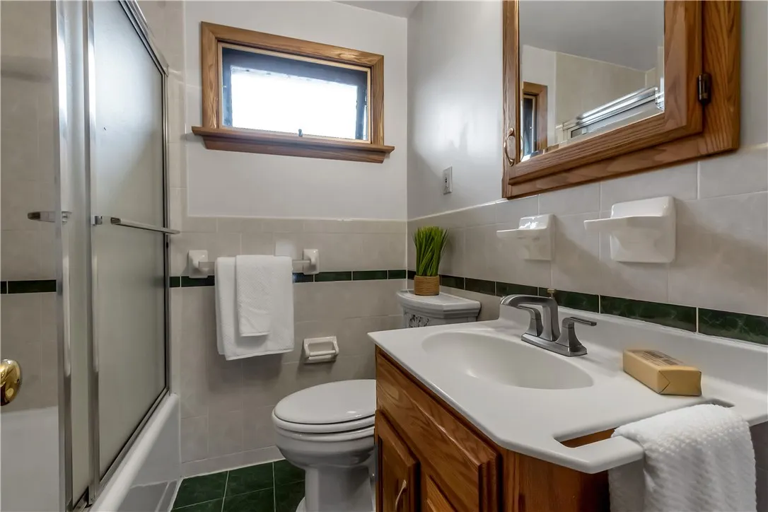 2ND FLOOR MAIN BATHROOM