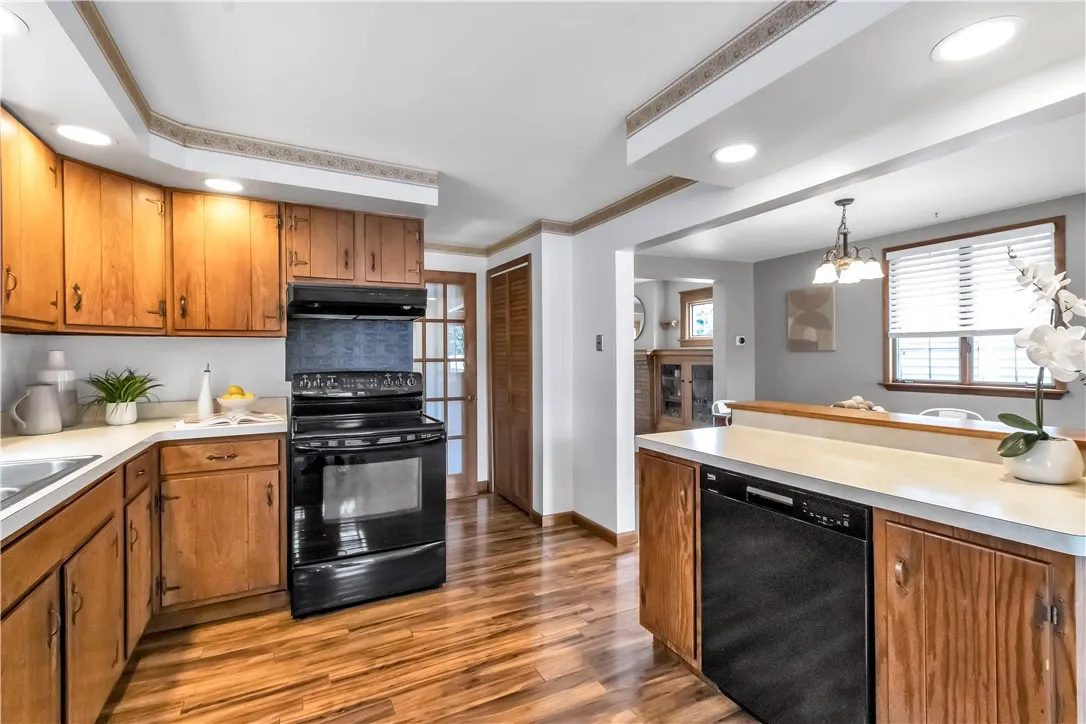 KITCEHN WITH OPEN CONCEPT INTO DINING ROOM