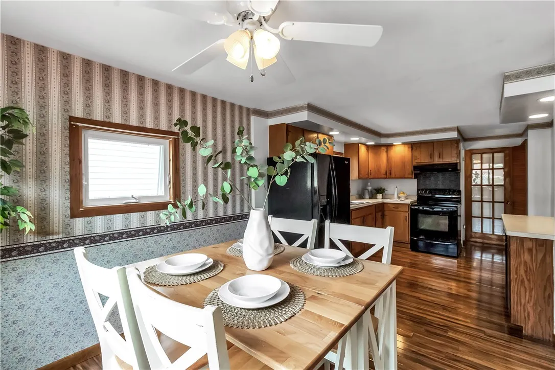 EAT-IN KITCHEN