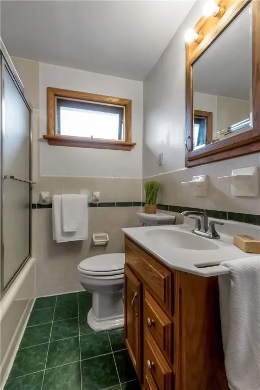 2ND FLOOR MAIN BATHROOM