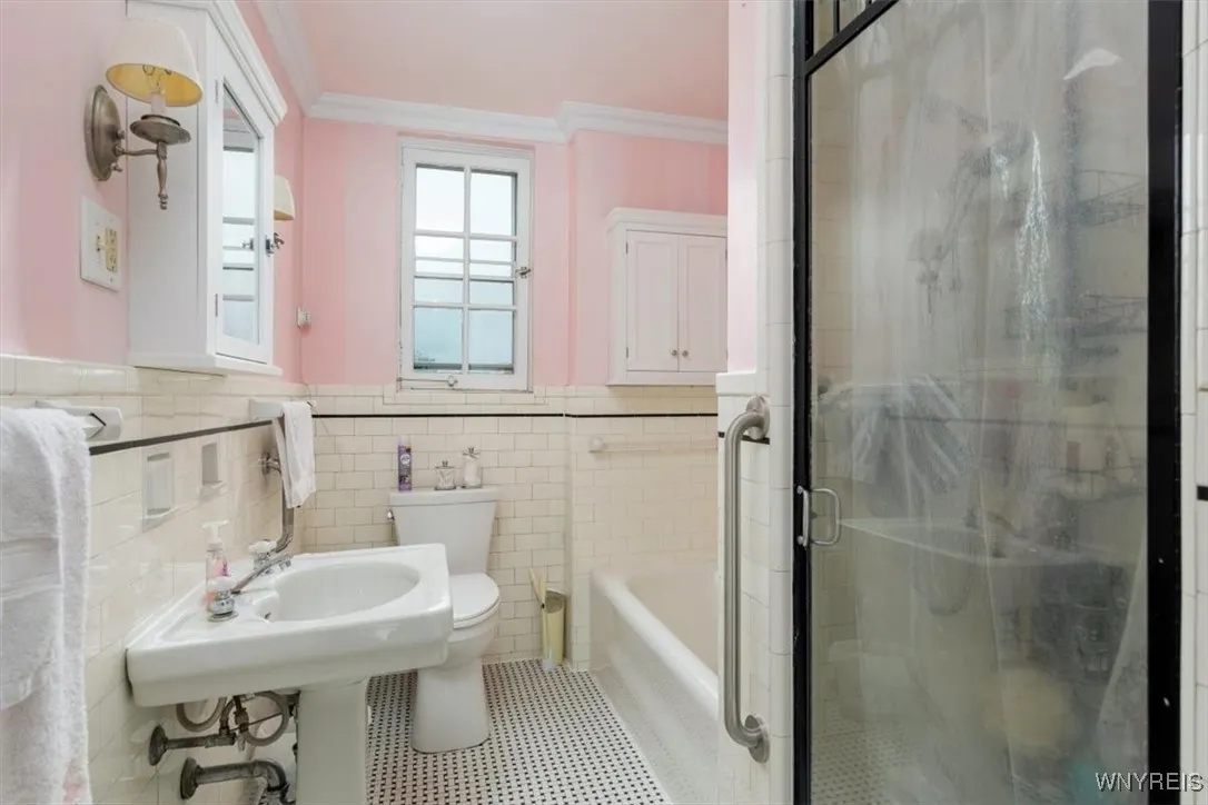 83 Bryant #7ab, Buffalo, New York 14209, Buffalo, New York 14209, 2 Bedrooms Bedrooms, 5 Rooms Rooms,2 BathroomsBathrooms,Residential,For Sale,83 Bryant #7ab, Buffalo, New York 14209,B1621331