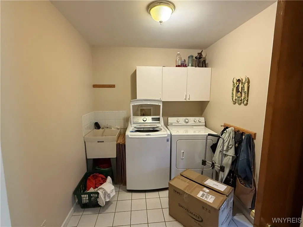 26 Forestglen Circle, Amherst, New York 14221, Amherst, New York 14221, 4 Bedrooms Bedrooms, 9 Rooms Rooms,2 BathroomsBathrooms,Residential,For Sale,26 Forestglen Circle, Amherst, New York 14221,B1621645