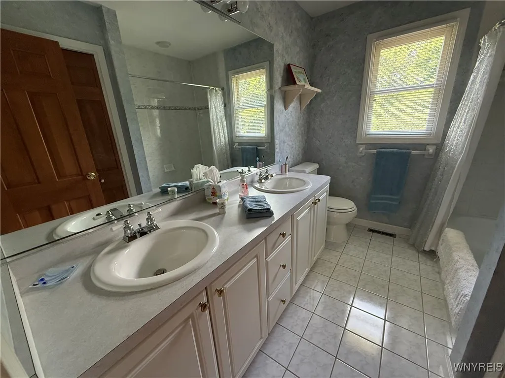 26 Forestglen Circle, Amherst, New York 14221, Amherst, New York 14221, 4 Bedrooms Bedrooms, 9 Rooms Rooms,2 BathroomsBathrooms,Residential,For Sale,26 Forestglen Circle, Amherst, New York 14221,B1621645
