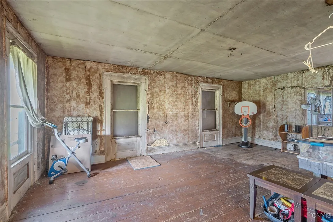 SPACIOUS DININROOM