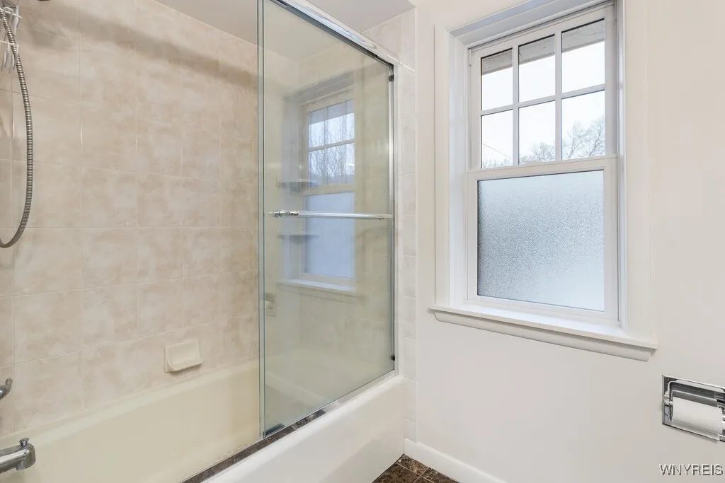100 Lincoln Parkway Carriage House, Buffalo, New Y, Buffalo, New York 14222, 3 Bedrooms Bedrooms, 6 Rooms Rooms,1 BathroomBathrooms,Residential Lease,For Rent,100 Lincoln Parkway Carriage House, Buffalo, New Y,B1621670