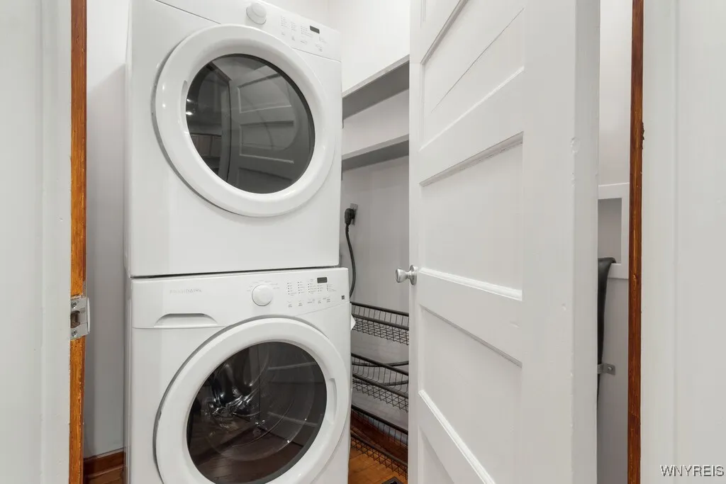 100 Lincoln Parkway Carriage House, Buffalo, New Y, Buffalo, New York 14222, 3 Bedrooms Bedrooms, 6 Rooms Rooms,1 BathroomBathrooms,Residential Lease,For Rent,100 Lincoln Parkway Carriage House, Buffalo, New Y,B1621670