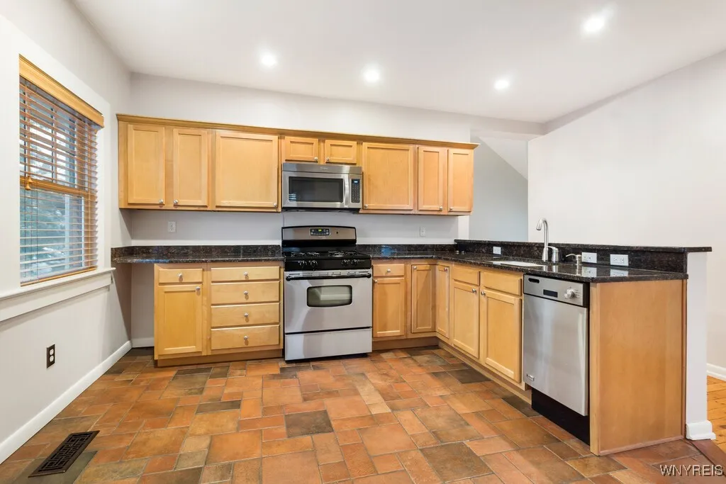 100 Lincoln Parkway Carriage House, Buffalo, New Y, Buffalo, New York 14222, 3 Bedrooms Bedrooms, 6 Rooms Rooms,1 BathroomBathrooms,Residential Lease,For Rent,100 Lincoln Parkway Carriage House, Buffalo, New Y,B1621670