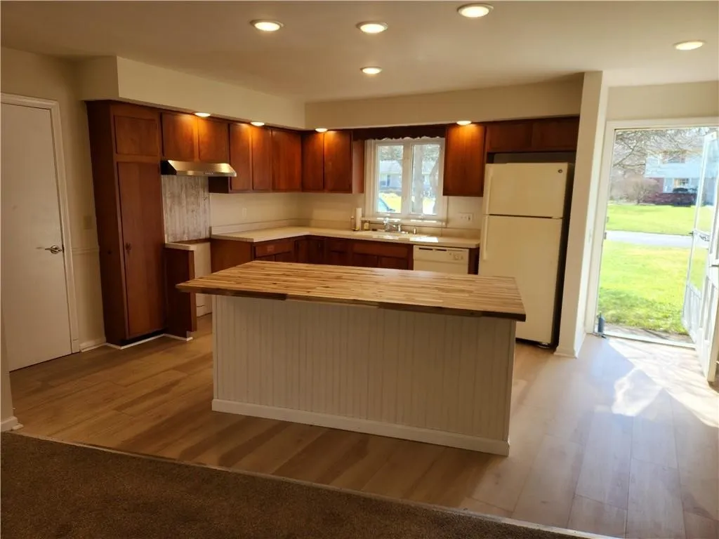 4 Brook Hollow, Perinton, New York 14534, Perinton, New York 14534, 3 Bedrooms Bedrooms, 5 Rooms Rooms,1 BathroomBathrooms,Residential Lease,For Rent,4 Brook Hollow, Perinton, New York 14534,R1621676
