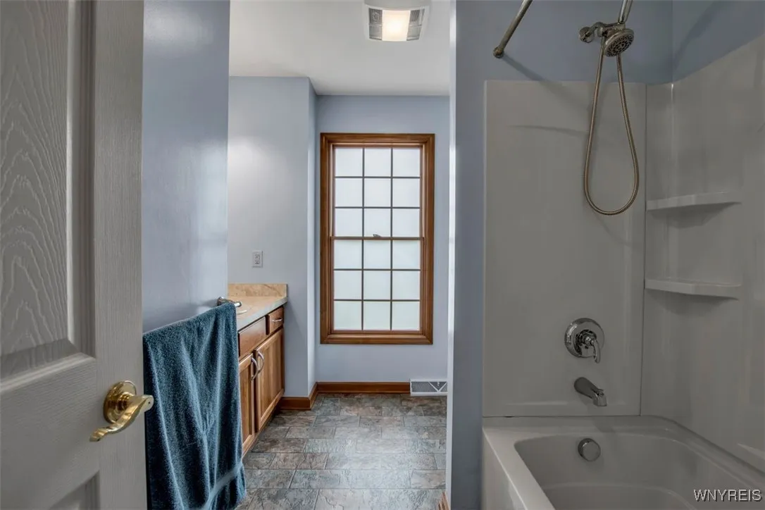 Upstairs Full Bath off the hallway